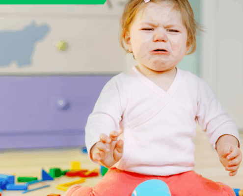 Jógyakorlatok, praktikák regulációs zavarok kezelésére - a képen egy síró kislány ül a szőnyegen, körülötte játékok