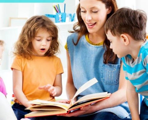 A mese szerepe a bölcsődés korosztály nevelésében kiemelt képen egy felnőtt nő olvas a gyerekeknek akik a könyvet figyelik
