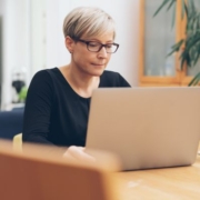 Az óvodavezető feladatai novemberben egy hölgy ül a laptop előtt
