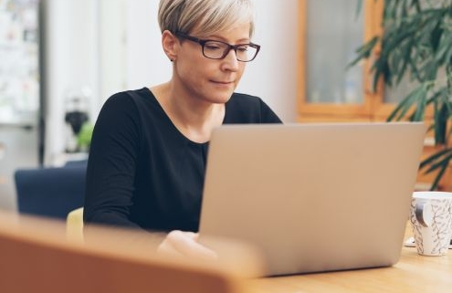Az óvodavezető feladatai novemberben egy hölgy ül a laptop előtt