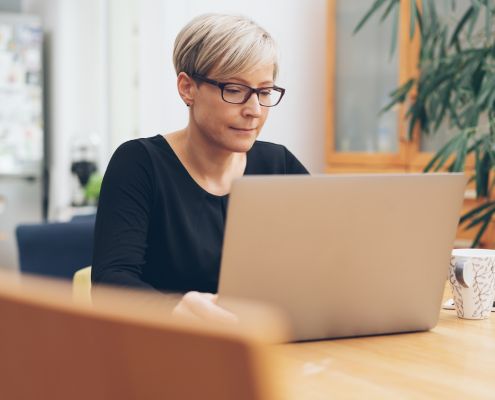 Az óvodavezető feladatai novemberben egy hölgy ül a laptop előtt