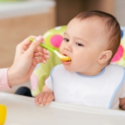 Gyermekre hangolt gondozás 0–3 éves korban etkezes A kiemelt képen egy kisbaba ül etetőszékben, kanállal etetik.