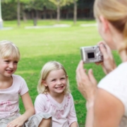BTMN problémák és GDPR Egy nő fotót készít két kisgyermekről