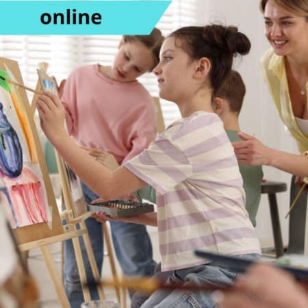 Tehetséggondozás gazdagító programokkal kiemelt kép. Egy kisfiú a szemüvegét igazítja meg a matematika képletekkel teleírt tábla előtt állva. A képen feltüntettük a képzés típusát online