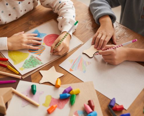 Karácsony az óvodában - vizuális nevelés. Gyerekek karácsonyi témában rajzolnak, nyomdáznak, egy kivágott csillag is van a képen