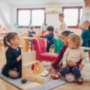 A pedagógiai program frissítése A pedagógiai program frissítése - a képen egy óvodai csoportszoba életképét látjuk ahol a gyerekek játszanak