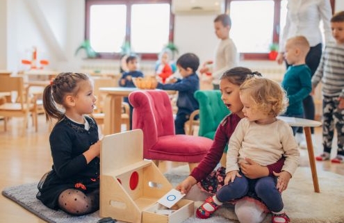 A pedagógiai program frissítése - a képen egy óvodai csoportszoba életképét látjuk ahol a gyerekek játszanak