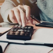 Fontos dátum a finanszírozásban Fontos dátum a finanszírozásban - egy óvodavezető a számológépen számol