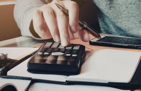 Fontos dátum a finanszírozásban - egy óvodavezető a számológépen számol