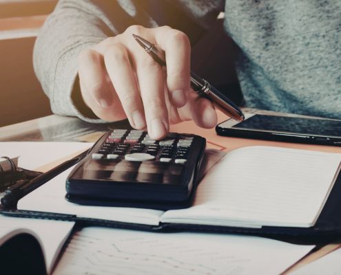 Fontos dátum a finanszírozásban - egy óvodavezető a számológépen számol