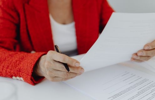 Kiegészül az Alapprogram kiemelt kép, amelyen egy női kéz iratokat rendez