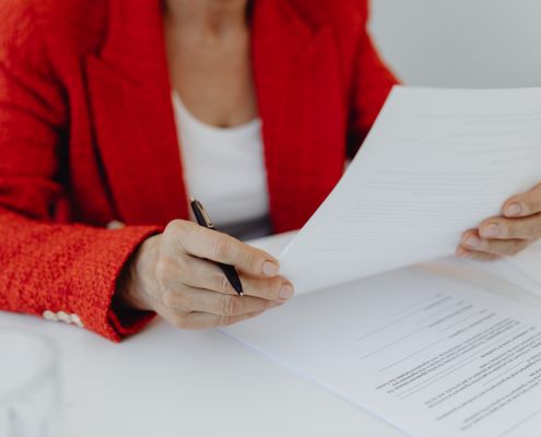 Kiegészül az Alapprogram kiemelt kép, amelyen egy női kéz iratokat rendez