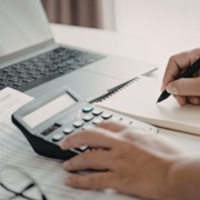 A szolgáltatási önköltség megállapítása április 1-jéig - a kiemelt képen egy női kéz számológéppel kalkulál, a hölgy jobb kezében van egy toll és jegyzetel