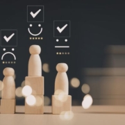 Részmunkaidős munkavállaló teljesítményértékelése - a képen fabábukat láthatunk fakockákon, a "fejük" felett az értékelést jelző csillagok, és az értékelésnek megfelelő smiley