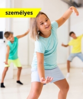 A mozgás szerepe a tanulási és viselkedési nehézségek megelőzésében és enyhítésében – alapok és diagnosztika termékkép - a képen egy kislány hajlított térdekkel a karjait lendíti