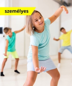 A mozgás szerepe a tanulási és viselkedési nehézségek megelőzésében és enyhítésében – alapok és diagnosztika termékkép - a képen egy kislány hajlított térdekkel a karjait lendíti