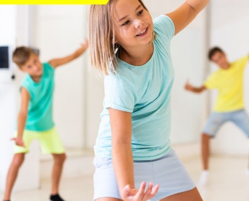 A mozgás szerepe a tanulási és viselkedési nehézségek megelőzésében és enyhítésében – alapok és diagnosztika termékkép - a képen egy kislány hajlított térdekkel a karjait lendíti