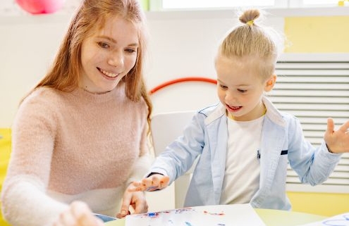 Gyógypedagógus az óvodában. A képen egy gyógypedagógus foglalkozik egy kisfiúval