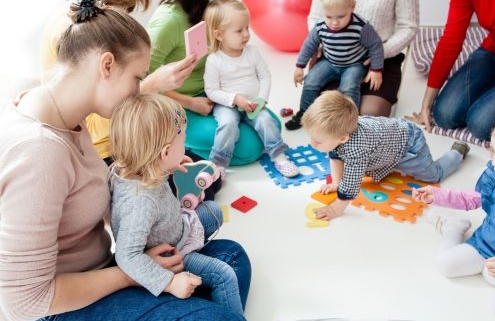 Bölcsődei integráció 2. - édesanyák ülnek egy körben a kisgyermekeikkel egy bölcsődei csoportszobában