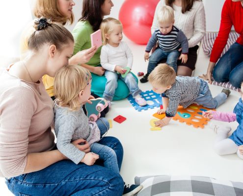 Bölcsődei integráció 2. - édesanyák ülnek egy körben a kisgyermekeikkel egy bölcsődei csoportszobában
